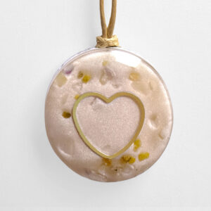 Orgonitanhänger „Herz", Farbe beige, goldenes Herz