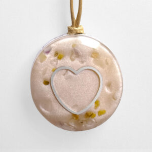 Orgonitanhänger „Herz", Farbe beige, silbernes Herz